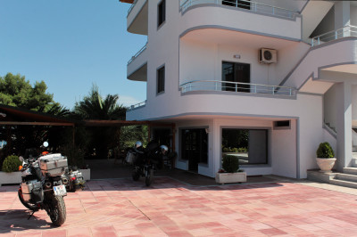 Die Hofeinfahrt vom Hotel Vila Bujari