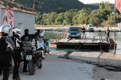 Ein paar Stahlseile - einige alte Holzplanken und schon spart man sich 35 km Umweg. Motorradfahrer warten auf die Fähre von Butrint.