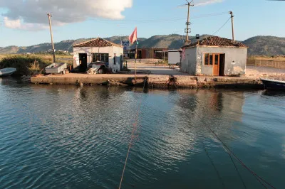 Wir bekamen zwei Euro pro Fahrzeug abgeknöpft. Die Albaner zahlen aber garantiert nur ein Zehntel! Blick auf Ablegestation der Fähre bei Butrint