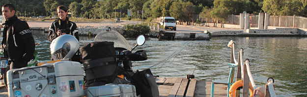 Blick von der Pontonfähre von Butrint mit Motorrad auf das gegenüber liegende Ufer