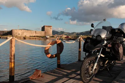 Die Fähre überbrückt den Vivarikanal. Motorrad auf der Fähre über den Vivarikanal.