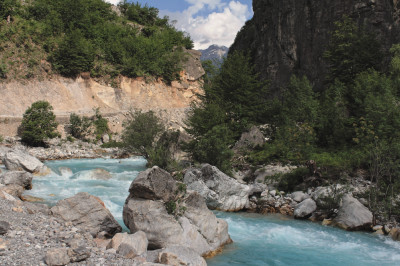 Wilder Flußlauf der Valbona im Vordergrund große Felsen