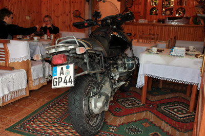 Motorrad im Frühstücksraum mit Gästen in Girkokaster.