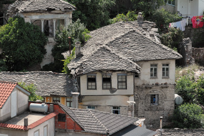 Alte, renovierbedürftige Häuser in der Altstadt von Gjirokaster.