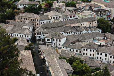 Altes, schwarz weiß Luftbild auf das Basarviertel von Gjirokastra