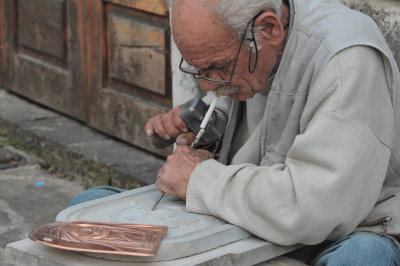 Alter Steinmetz bei der Arbeit in Gjirokaster.