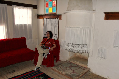Im Innenraum im Zekati-Haus mit Kamin.