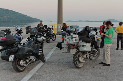 Mehrerer Motorradfahrer warten auf die Fähre in Igoumenitsa
