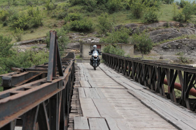 Motorrad auf Brücke über die Vjosa