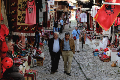 Zwei Männer laufen in einer Basargasse in Kruje