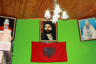 Bilder der Urväter des Bektashi Ordens an der Wand hängend.