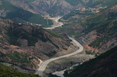 Autobahn in Albanien: neu gebaut und ohne Verkehr
