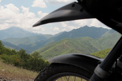 Blick auf die nordalbanische Alpen mit Motorrad im Vordergrund.