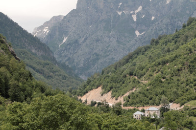 Taleinschnitt mit Staße und Haus im Valbona Tal