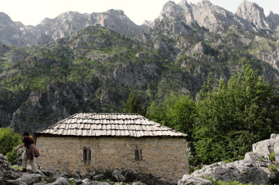 Steinhütte vor gewaltiger Bergkulisse im Valbona Tal