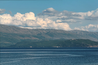 Blick von der albanischen Seite des Ohrid-See hinüber zur mazedonische Seite.