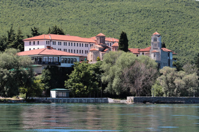 Seeblick auf das Kloster Sveti Naum am Ohridsee auf der mazedonischer Seite.
