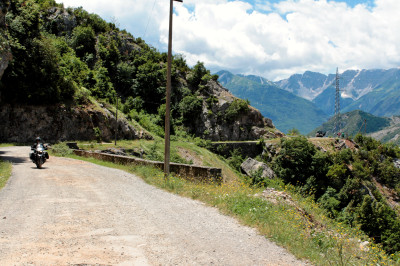 Motorrad auf Strassenverlauf des Barmash-Passes mit Blick auf Landschaft.