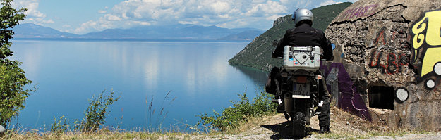 Motorrad vor Bunker von Hoxha mit Tiefblick auf den Ohridsee