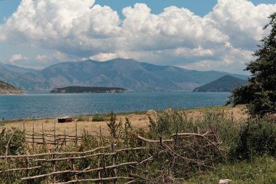 Der große Prespa-See vom Ufer aus gesehen mit Bergen im Hintergrund.
