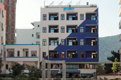 Blick auf blau weiß gestreiftes Hotel in Shengjin