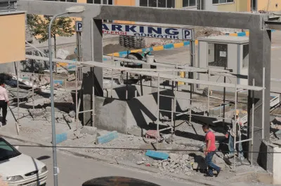 Es wird gebaut, gezimmert, gehämmert, als wenn die Urlaubssaison wieder mal seeeehr überraschend käme ... Baustelle eines neuen Hotels in Shengjin