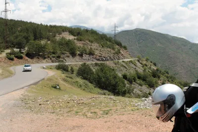 Auf dem Büffelpass - Qafa e Buallit Helm an Motorrad am Strassenrand im Bergbaugebiet beim Valbona Tal.