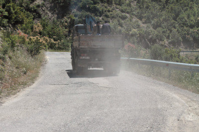 Bergbau LKW in Staubwolke auf dem Weg nach Bulqize.