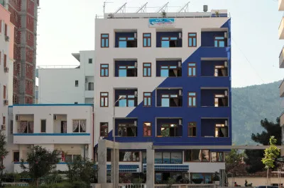 Das Hotel La Ola in Shengjin Blick auf das Hotel La Ola im Stadtkern Shengjin