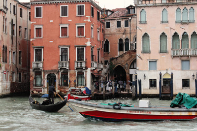 Boote im Wasser vor Häuser in Venedig