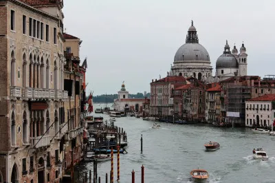 Blick auf den Canale Grande mit Booten Blick auf den Canale Grande mit Booten