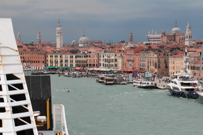 Blick zurück auf Venedig bei der Fährausfahrt.