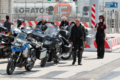 Parkende Motorräder vor der Check-in Halle im Hafen von Venedig