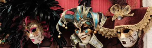 Galerie mit kunstvollen Masken von Venedig