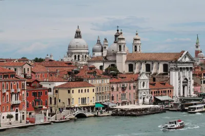 Skyline Venedig von Fähre aus zu sehen Blick von Fähre auf die Uferpromenade von Venedig