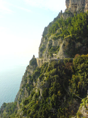 Amalfi-Küste und die Amalfitana: Kaum eine Straße ist auf so wenig Platz gebaut.