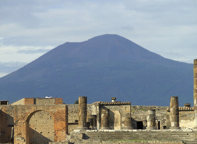 Pompeji - im Hintergrund der Versuv
