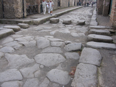 Die Straßen von Pompeji mit einem Zebrastreifen