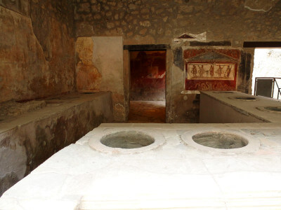 Eine Küche in Pompeji - eine antike Mac-Donalds-Theke mit Warmhaltebehältern?