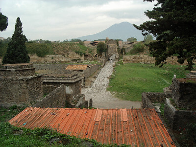 Blick über Pompeji - im Hintergrund der Vesuv