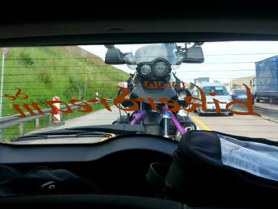 Motorrad auf Autoanhänger vom Innenraum aus fotografiert