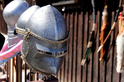 Helme, Pfeil und Bogen an Souvenirstand bei der Wasserburg