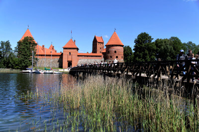 Burg Trakai vom Ufer aus gesehen
