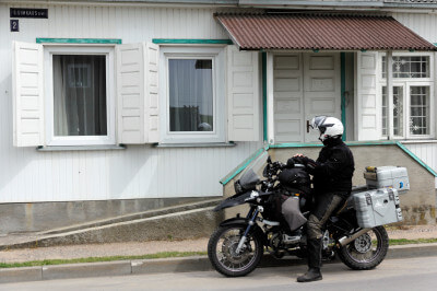 Motorrad steht vor Holzhaus