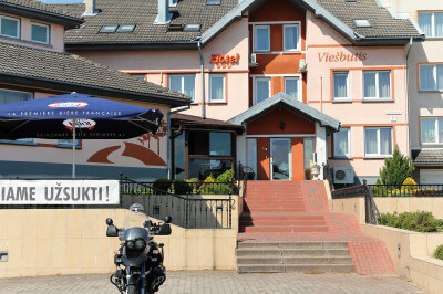 Motorrad vor Hotel in Klaipeda