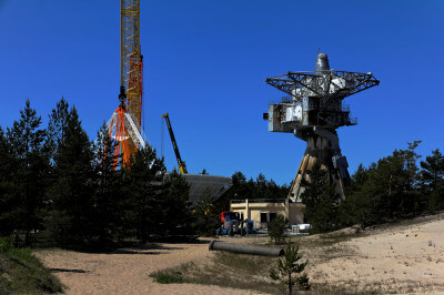 Baumaßnahmen zur Restaurierung eines der Radioteleskope