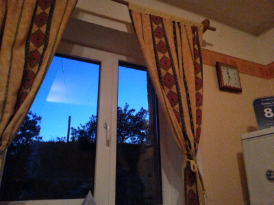Blick aus dem Fenster auf hellen Abendhimmel
