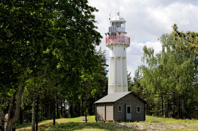 Leuchtturm mit Wärterhaus im Wald
