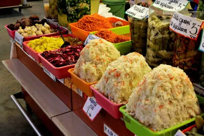 Stand mit verschiedenen Gemüsesorten und Salaten