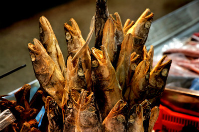 Karpfen und andere Fischsorten werden zum Verkauf angeboten
